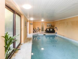 a swimming pool in a hotel room with at Bearscombe in Ivybridge