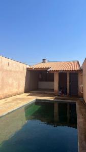 een huis met een zwembad ervoor bij Resteg área de lazer in Serrana