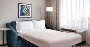 Hampton Inn & Suites Ft Worth-Burleson客房内的一张或多张床位