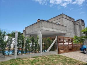 un gran edificio de ladrillo con una escalera delante de él en Casa com piscina / Na quadra do mar Torres-RS en Torres