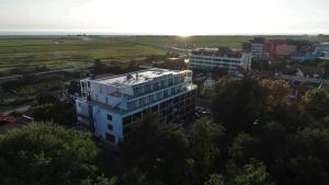 una vista aérea de un edificio en una ciudad en Parkhotel Residenz, en Sankt Peter-Ording