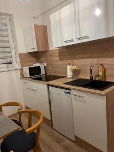 Kuchyňa alebo kuchynka v ubytovaní CentROOM Nagykanizsa + 17 fotografií