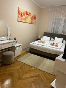 Posteľ alebo postele v izbe v ubytovaní CentROOM Nagykanizsa