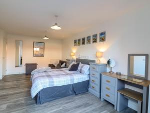 1 dormitorio con cama y escritorio en Little Haven en Frinton-on-Sea