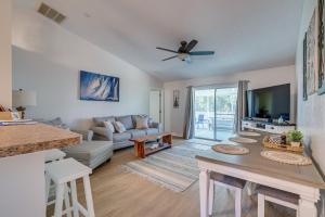 Μια τηλεόραση ή/και κέντρο ψυχαγωγίας στο Citrus Springs Retreat with Grill and Screened Porch!