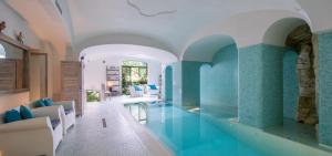 - une piscine dans une maison revêtue de carrelage bleu dans l'établissement Villa Il Canto - Homelike Villas, à Positano