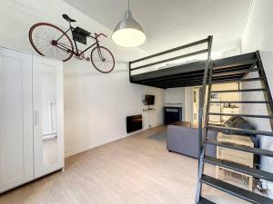 una bicicletta appesa al soffitto di una camera di La Suite Duhamel - Au pied de la Gare - Au Calme a Rennes