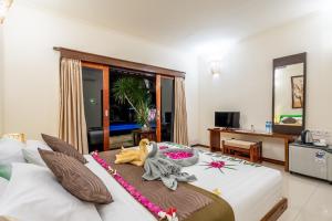 ein Schlafzimmer mit einem Bett und einem Tablett mit Essen drauf in der Unterkunft Senang Luxury Villa in Gili Air