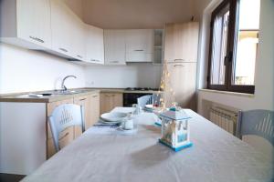 Ett kök eller pentry på Le case del Carmine con giardino e parcheggio a Tropea