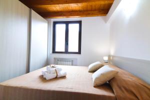 Un dormitorio con una cama grande con dos bolsas. en Le case del Carmine con giardino e parcheggio a Tropea, en Tropea
