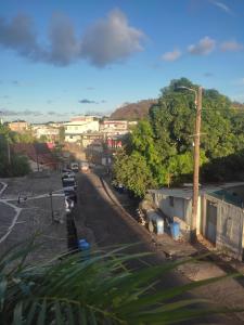 une rue de la ville avec des voitures garées dans un parking dans l'établissement Le Jasmin Mamoudzou, à Mamoudzou