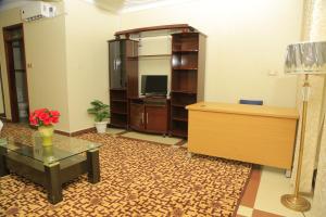 une salle de bureau avec un bureau, une table et une sidx sidx sidx dans l'établissement AIRPORT HOTEL Entebbe, à Entebbe