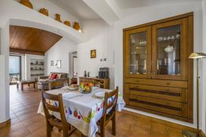 uma cozinha e sala de jantar com mesa e cadeiras em Villa Aveiros by Villa Plus em Albufeira