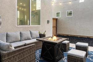 O zonă de relaxare la *NEW* Modern 4BR Home Nr Airport and Downtown w Fire Pit