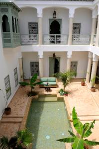 ein Haus mit einem Pool im Innenhof in der Unterkunft Riad Les Hibiscus in Marrakesch