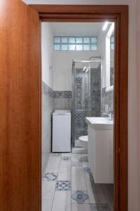 een badkamer met een douche, een toilet en een wastafel bij UNYCA - Art of Florence Apartment in Florence