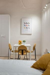 een eetkamer met een tafel en stoelen in een kamer bij UNYCA - Art of Florence Apartment in Florence