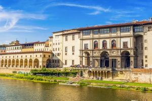 een groot gebouw naast een waterlichaam bij UNYCA - Art of Florence Apartment in Florence