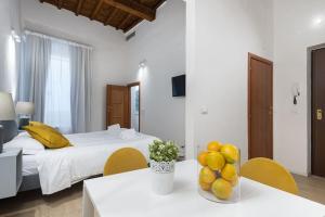 een slaapkamer met een bed en een tafel met fruit erop bij UNYCA - Art of Florence Apartment in Florence