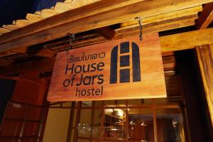 un cartel en la parte delantera de una casa de jazz hostel en House Of Jars, en Vientiane