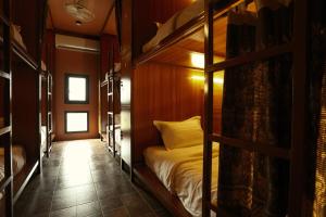 um quarto com um beliche num quarto em House Of Jars em Vientiane