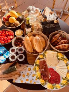 een tafel met veel verschillende soorten voedsel bij Casa Limon, boutique Bed and Breakfast, Andalucia in Alhaurín el Grande