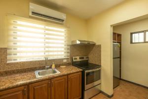 A cozinha ou cozinha compacta de Three Bedroom Sunny Townhome