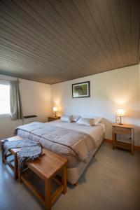 ein Schlafzimmer mit einem großen Bett und einer Holzdecke in der Unterkunft La Posta de los Toldos in Perito Moreno