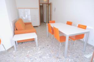 um quarto com uma mesa e cadeiras e um sofá em Vistamare Apartments em Jesolo