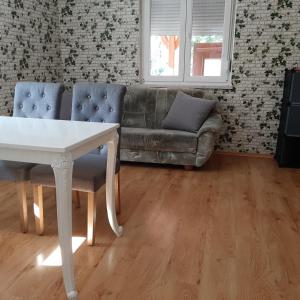 sala de estar con sofá, mesa y sillas en Ferienhaus Thüringen Unterkunft für 6 Personen, en Schwallungen