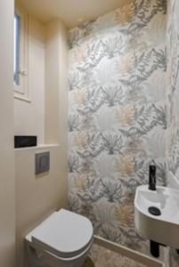ein Bad mit einem WC und einem Waschbecken in der Unterkunft Mytripinparis - Fully renovated 2 bedrooms in Neuilly-sur-Seine