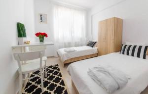 Un dormitorio con dos camas y un escritorio y una silla. en YOUness WELLness Clinic & Retreats, en Mereni 16 fotos más