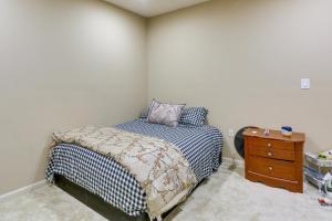 een kleine slaapkamer met een bed en een dressoir bij Clarksburg Getaway Near DC and Baltimore Sights! in Germantown