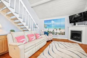 ein Wohnzimmer mit einer weißen Couch und einer Treppe in der Unterkunft Waterway Fun in Myrtle Beach