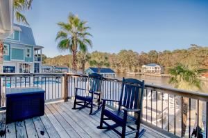 2 Stühle auf einer Terrasse mit Blick auf das Wasser in der Unterkunft Waterway Fun in Myrtle Beach