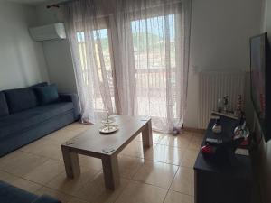 een woonkamer met een bank en een salontafel bij Ina House in Samos