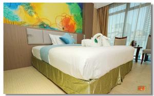 馬尼拉的住宿－pristinehotel阳光商务酒店，一间卧室配有一张大床和毛巾