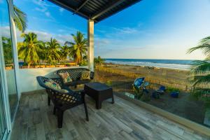 Elle comprend un balcon offrant une vue sur la plage. dans l'établissement Ocean Paradise, à Barra de Santiago