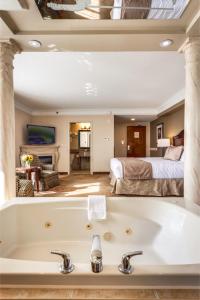 A bathroom at Monte Carlo Inn & Suites Downtown Markham