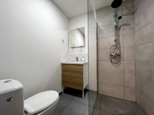 Bathroom sa Thêta - studio 2 pers / centre - Proche hôpital