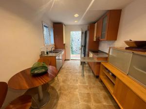 貝納加爾彭塔的住宿－Yoga House，厨房配有木桌和台面