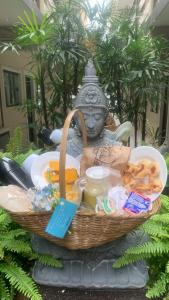 um cesto de comida sentado em cima de uma estátua em Pousada Bravo no Balneário Camboriú