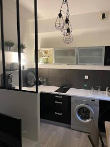 a kitchen with a washer and a washing machine at Mytripinparis - Sablons in Neuilly-sur-Seine