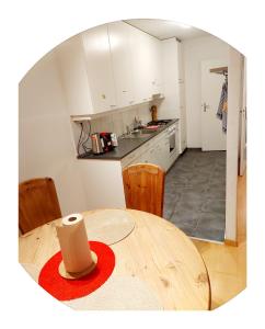 uma cozinha e uma mesa com um chapéu em Ruhiges 2 Zimmer Apartment in Bern Zentrum em Berna