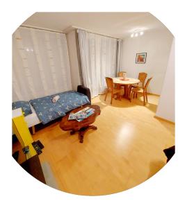 ベルンにあるRuhiges 2 Zimmer Apartment in Bern Zentrumのリビングルーム(ソファ、テーブル付)