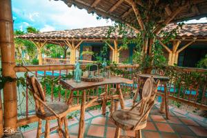 una mesa de madera y sillas en un patio en Finca Hotel el Diamante, en Calarcá