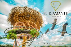 une tour avec des oiseaux volant dans le ciel dans l'établissement Finca Hotel el Diamante, à Calarcá