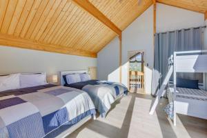 エンジェル・ファイアーにあるSpacious Angel Fire Retreat 3 Mi to Ski Resortの木製天井のドミトリールームのベッド2台分です。