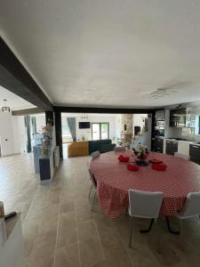 a living room with a table and a kitchen at Casa Nicholas in Zărneşti