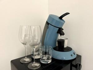 einen Mixer und zwei Weingläser auf dem Tisch in der Unterkunft iota - studio 2 pers / centre - proche hôpital in Montereau-faut-Yonne